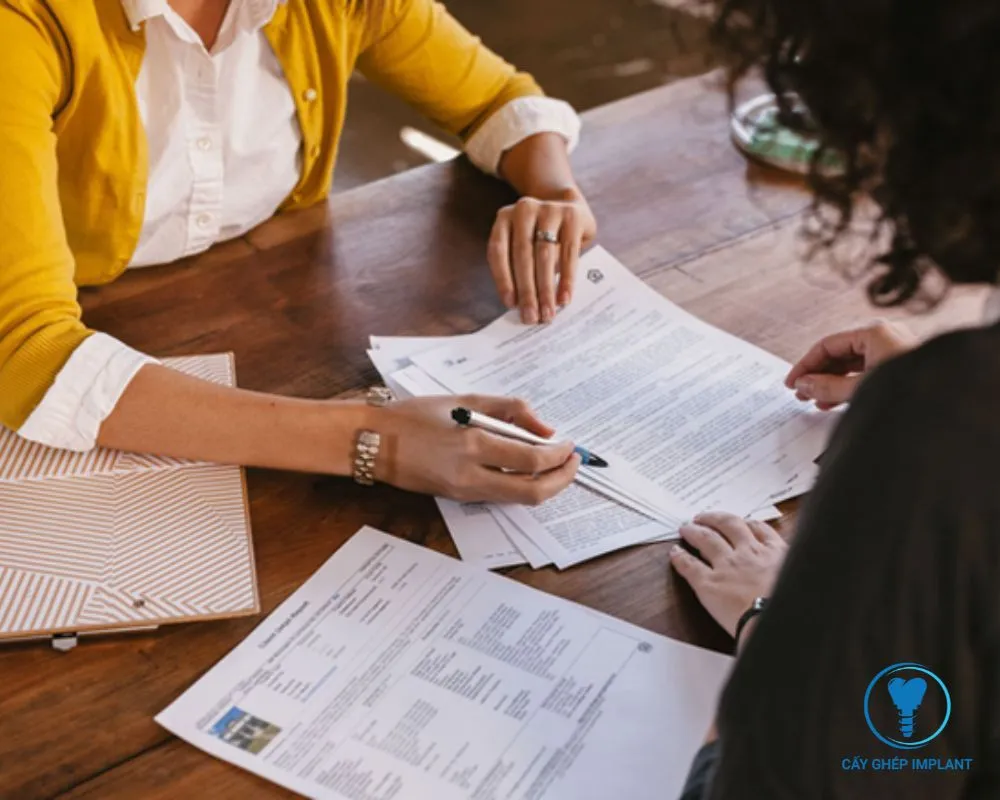 trồng răng implant có được bảo hiểm không
