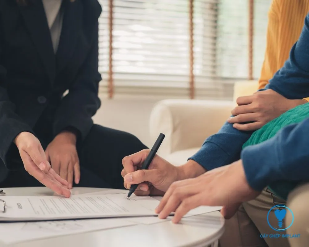 trồng răng implant có được bảo hiểm không