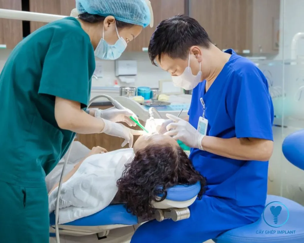 trồng răng implant có được bảo hiểm không