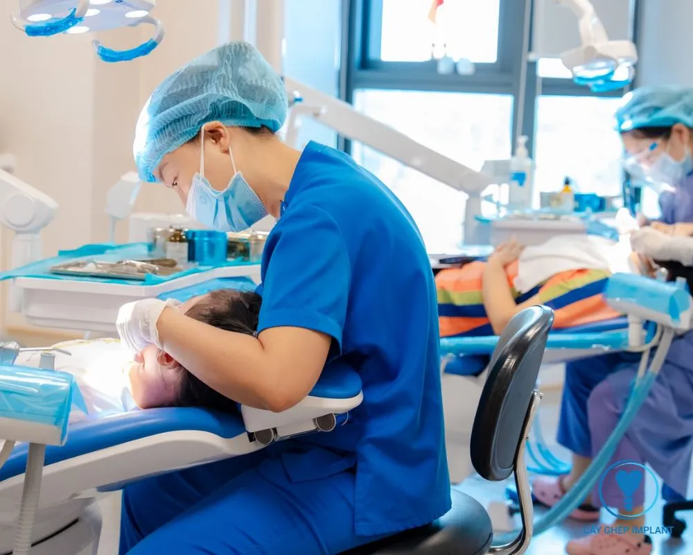 trồng răng implant có được bảo hiểm không