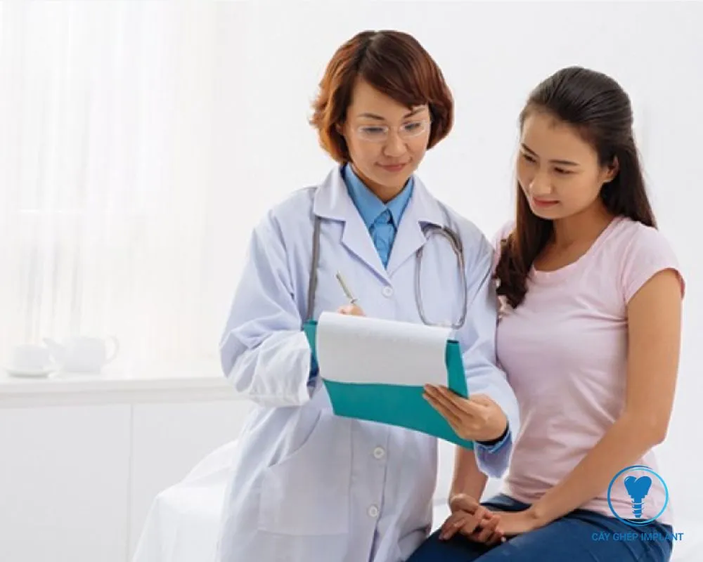 trồng răng implant có được bảo hiểm không