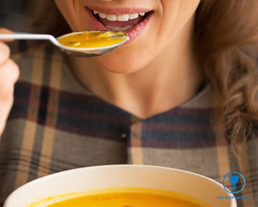 trồng răng implant kiêng ăn gì