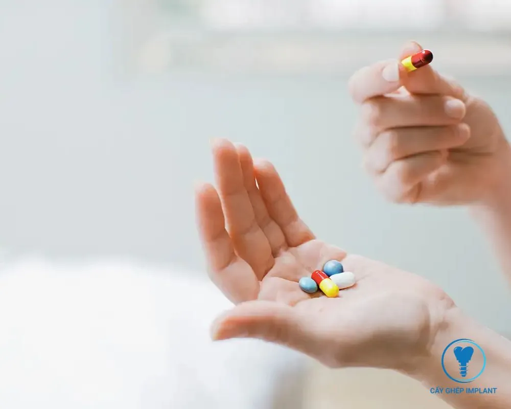 trồng răng implant kiêng ăn gì